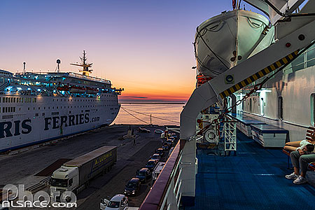 Photo : Ferry de la compagnie Ventouris Ferries assurant la liaison Bari-Durres (Albanie) à quai dans le port de Bari, Pouilles, Italie