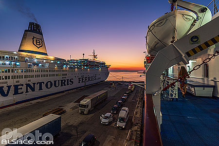 Photo : Ferry de la compagnie Ventouris Ferries assurant la liaison Bari-Durres (Albanie) à quai dans le port de Bari, Pouilles, Italie