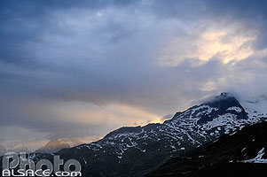 Photo : Nuages au-dessus du Vorder Garstenhorn depuis le col de Furka (Furkapass), Obergoms, Valais, Suisse