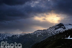 Photo : Nuages au-dessus du Vorder Garstenhorn depuis le col de Furka (Furkapass), Obergoms, Valais, Suisse