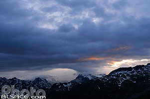 Photo : Nuages au-dessus du Vorder Garstenhorn depuis le col de Furka (Furkapass), Obergoms, Valais, Suisse