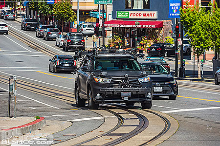 Photo : Voiture équipée de caméra pour essai de voiture autonome dans une rue de San Francisco, Californie, Etats-Unis